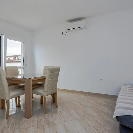 Beautiful In W/ 4 Bedrooms ויר
