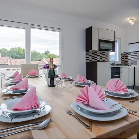 Beautiful In W/ 4 Bedrooms
