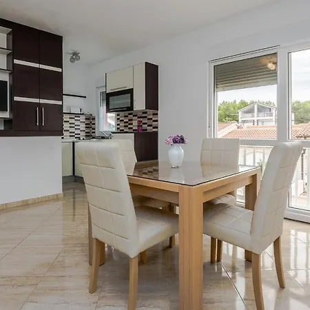 Holiday home Beautiful In W/ 4 Bedrooms *